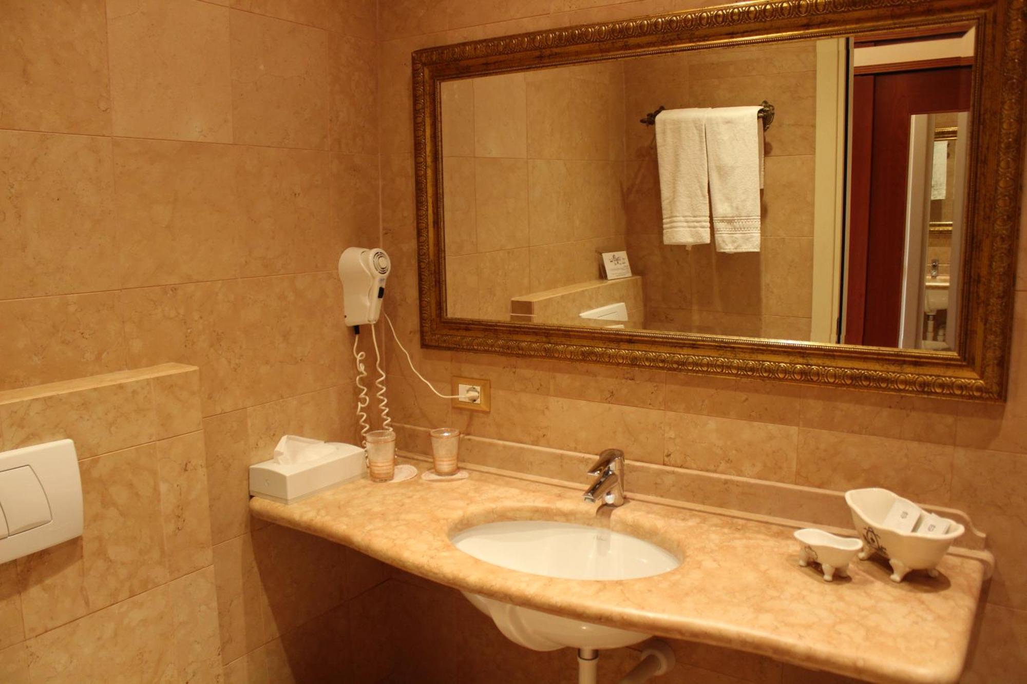 קאבאיון ורונסה Hotel La Dolce Vita מראה חיצוני תמונה