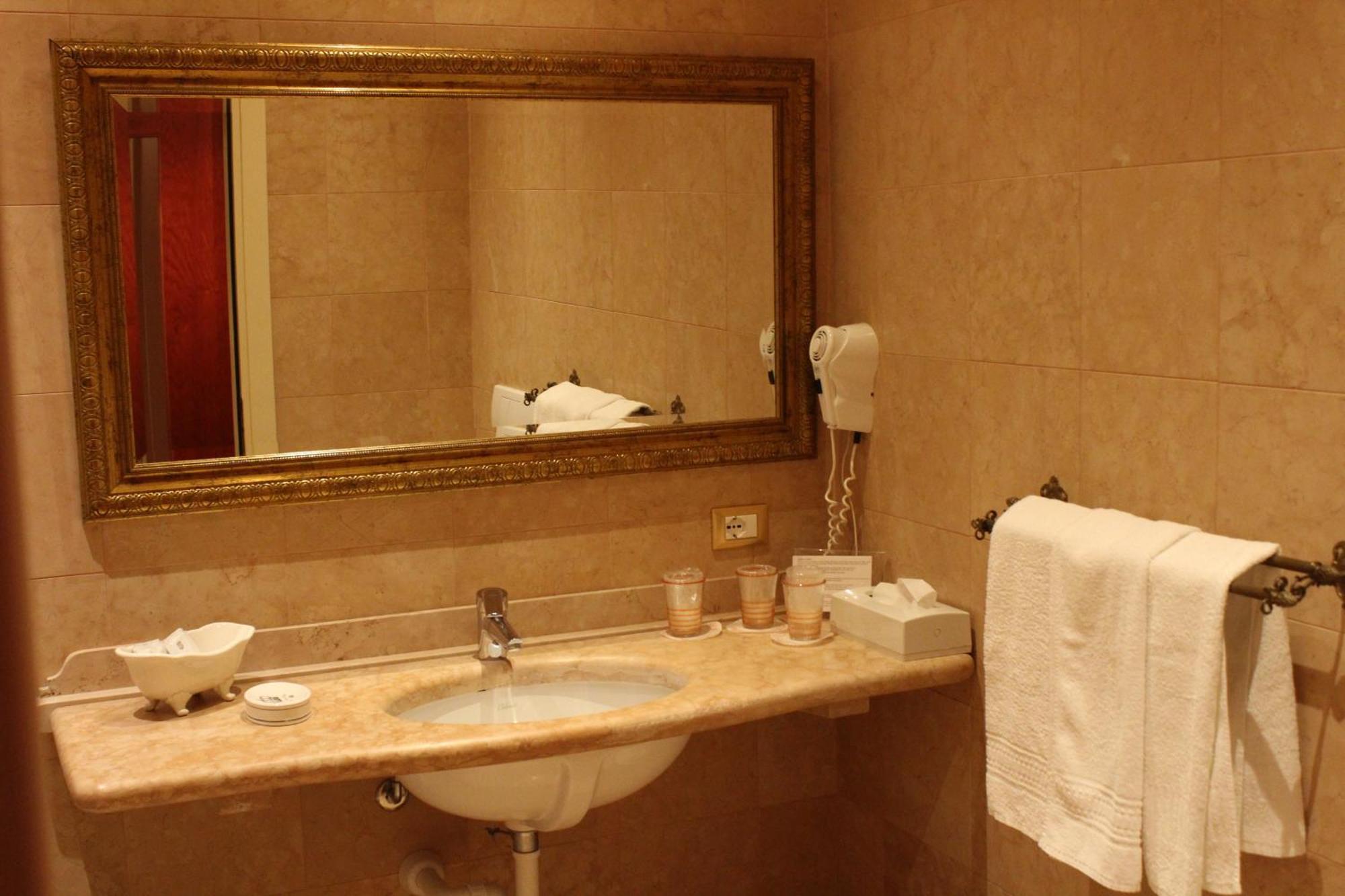 קאבאיון ורונסה Hotel La Dolce Vita מראה חיצוני תמונה