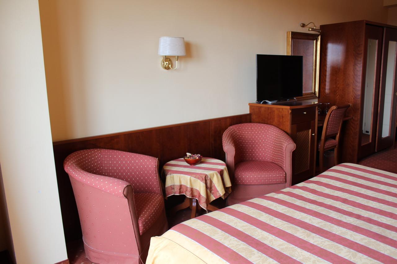 קאבאיון ורונסה Hotel La Dolce Vita מראה חיצוני תמונה