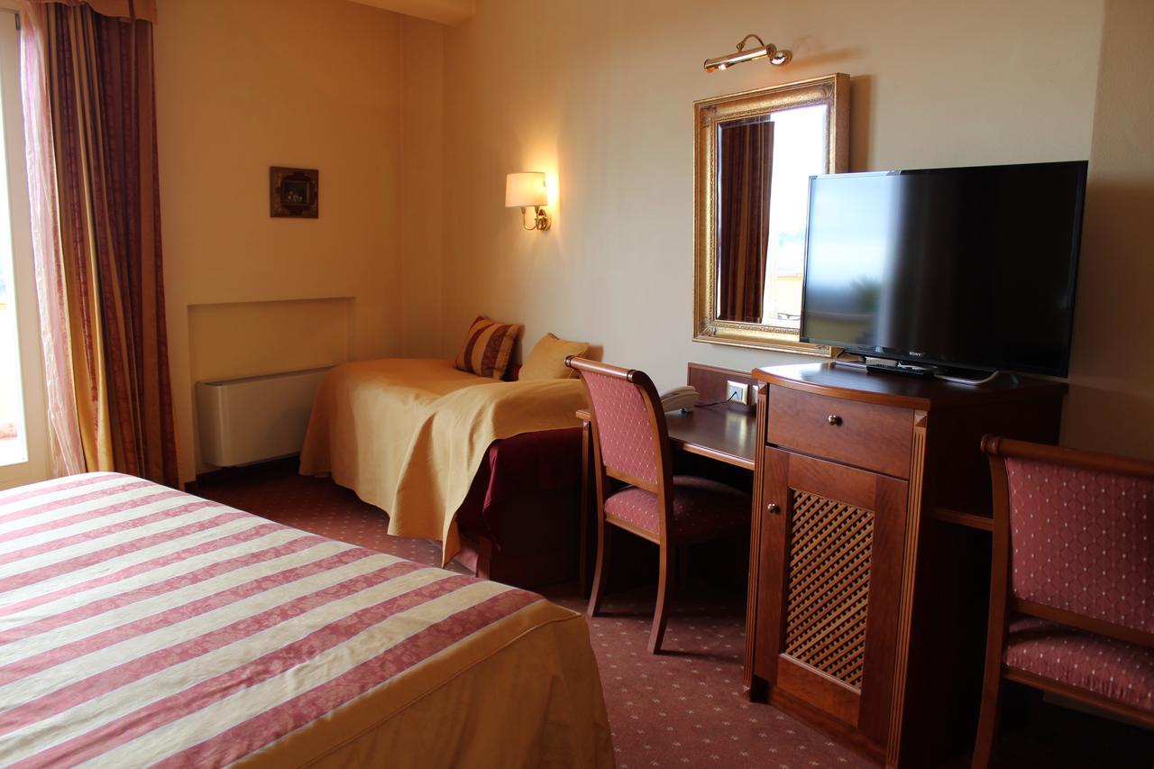 קאבאיון ורונסה Hotel La Dolce Vita מראה חיצוני תמונה