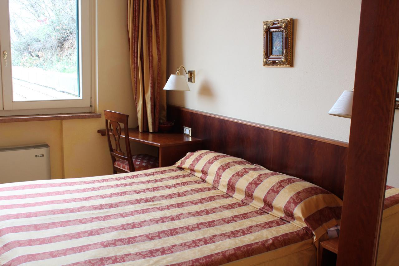 קאבאיון ורונסה Hotel La Dolce Vita מראה חיצוני תמונה