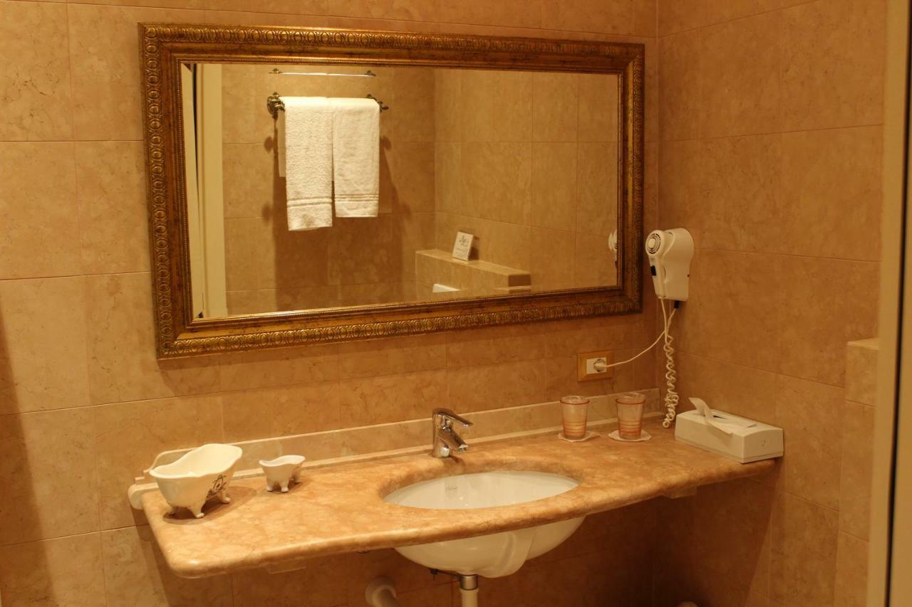 קאבאיון ורונסה Hotel La Dolce Vita מראה חיצוני תמונה