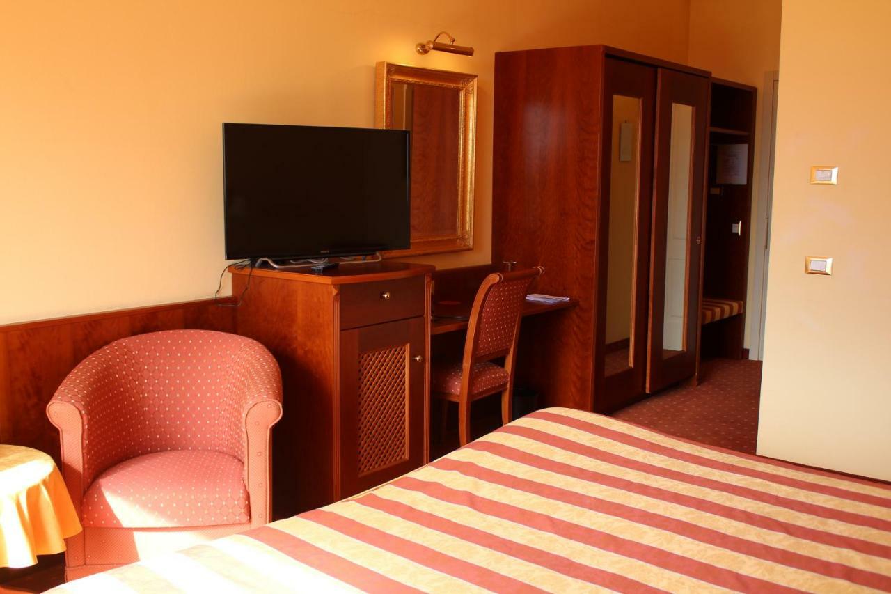 קאבאיון ורונסה Hotel La Dolce Vita מראה חיצוני תמונה